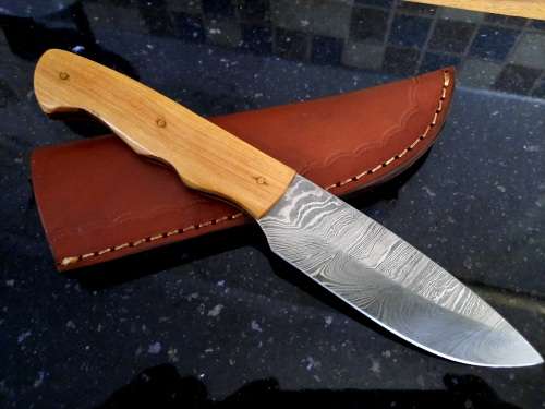 Handmade Damascus steel HUNTING Knife with Wooden handle scales. The exact knife you will receive.