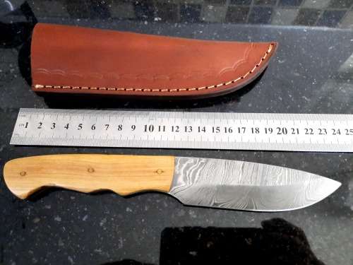Handmade Damascus steel HUNTING Knife with Wooden handle scales. The exact knife you will receive.