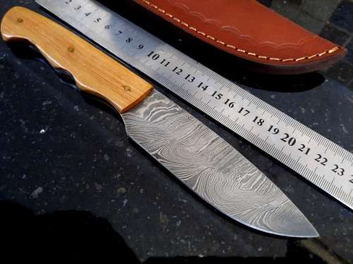 Handmade Damascus steel HUNTING Knife with Wooden handle scales. The exact knife you will receive.