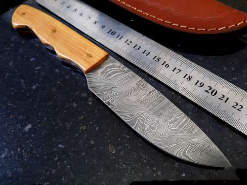 Handmade Damascus steel HUNTING Knife with Wooden handle scales. The exact knife you will receive.