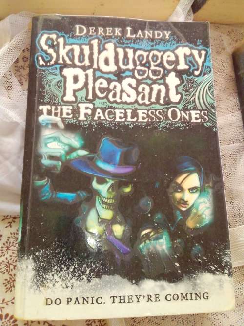 skulduggery pleasant - the faceless ones
