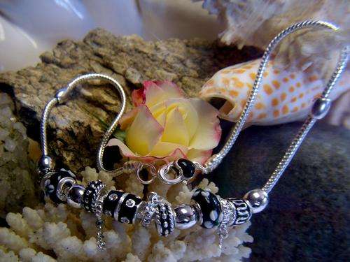 STUNNING PANDORA BEADED NECKLACE CENTRE BEAD 10 CUBIC ZIRCONIA WITH 4 CHARMS