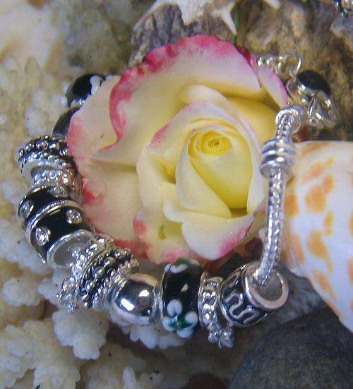 STUNNING PANDORA BEADED BRACELET CENTRE BEAD 10 CUBIC ZIRCONIA WITH 4 CHARMS