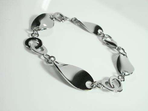 13.5 grms SUPER LIGHT UNUSUAL STAINLESS STEEL 316L  MIRRORED  POLISHED BRACELET