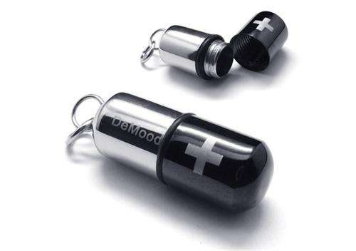 STAINLESS STEEL BLACK AND SILVER PENDANT FOR MOTHERS LITTLE HELPER  WITH FREE THONG OR BALL CHAIN