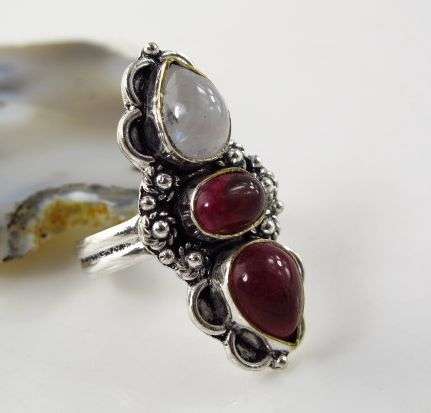 BEET RUBY AND MOONSTONE STERLING SILVER RING SIZE 9