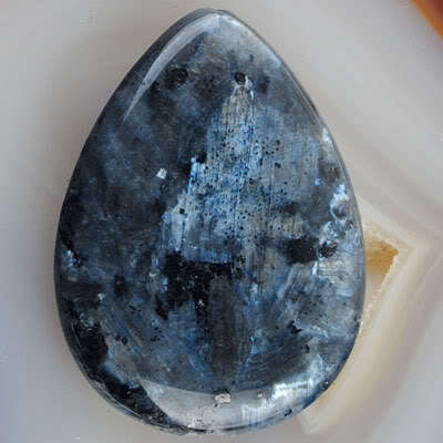 LABRADORITE BLACK = LARVAKITE  40MM X 30MM   NATURAL