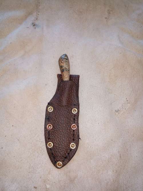 HUNTING KNIFE WITH STAINLESS STEEL FULL TANG BLADE AND HANDMADE HANDLE AND LEATHER SCABBARD