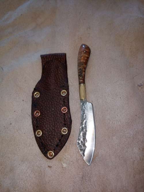 HUNTING KNIFE WITH STAINLESS STEEL FULL TANG BLADE AND HANDMADE HANDLE AND LEATHER SCABBARD