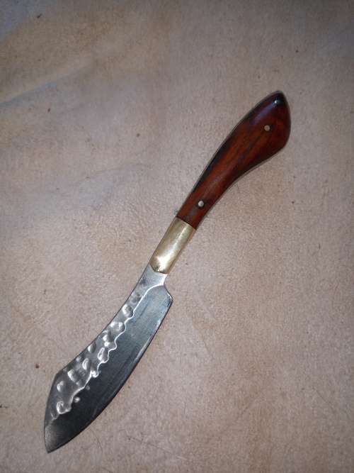 HUNTING KNIFE WITH STAINLESS STEEL FULL TANG BLADE AND HANDMADE HANDLE AND LEATHER SCABBARD