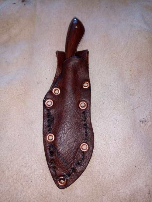 HUNTING KNIFE WITH STAINLESS STEEL FULL TANG BLADE AND HANDMADE HANDLE AND LEATHER SCABBARD