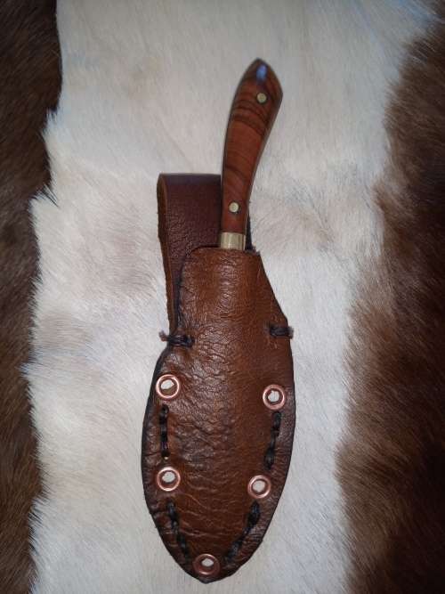 HUNTING KNIFE WITH STAINLESS STEEL FULL TANG BLADE AND HANDMADE HANDLE AND LEATHER SCABBARD