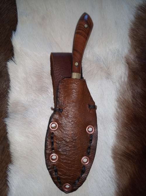 HUNTING KNIFE WITH STAINLESS STEEL FULL TANG BLADE AND HANDMADE HANDLE AND LEATHER SCABBARD