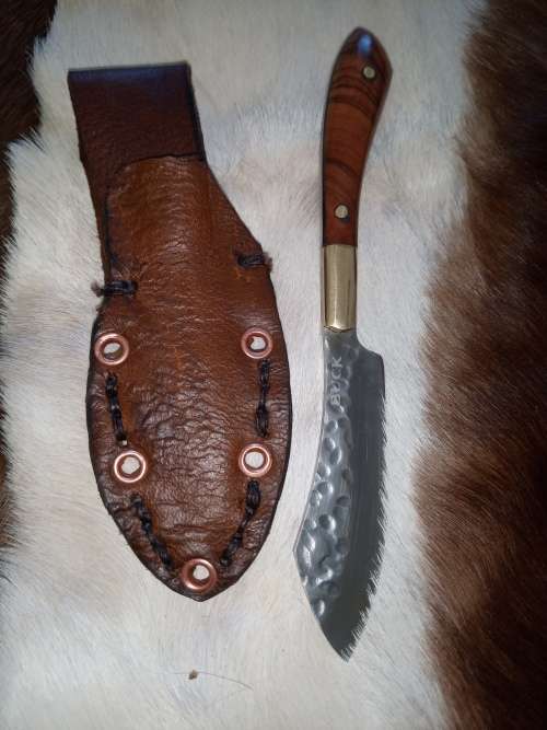 HUNTING KNIFE WITH STAINLESS STEEL FULL TANG BLADE AND HANDMADE HANDLE AND LEATHER SCABBARD