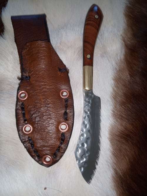 HUNTING KNIFE WITH STAINLESS STEEL FULL TANG BLADE AND HANDMADE HANDLE AND LEATHER SCABBARD