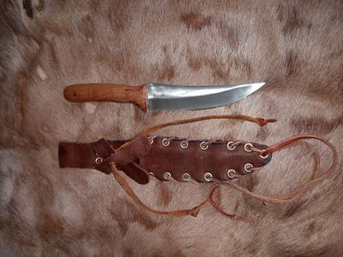 HUNTING KNIFE WITH HANDMADE HANDLE AND LEATHER SCABBARD