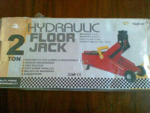 HYDRAULIC FLOOR JACK 2 TON (BARGAIN) VERY HANDY