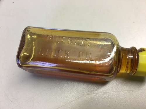 Clock precision oiler with Moebius oil