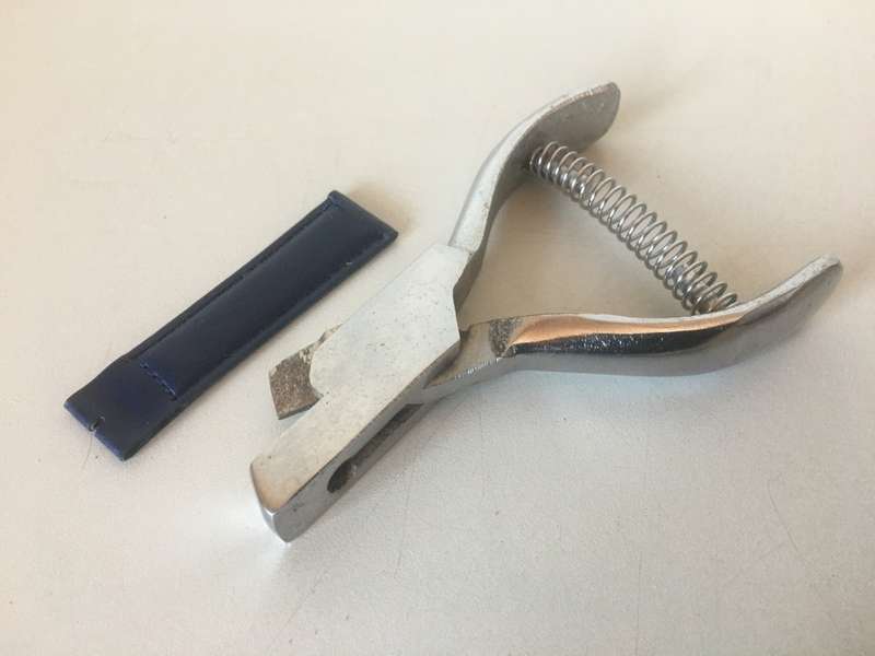 Watchstrap buckle notch cutter