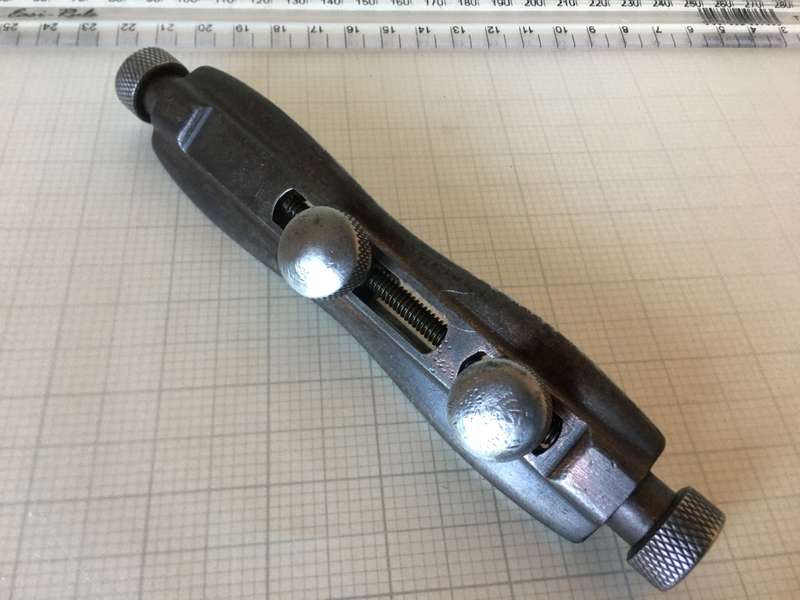 Universal waterproof watch case opener