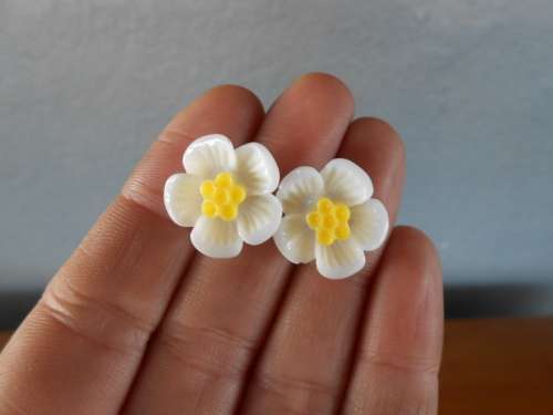 Vintage Style Flower Earrings (White) **Free Vintage Gift per Order*