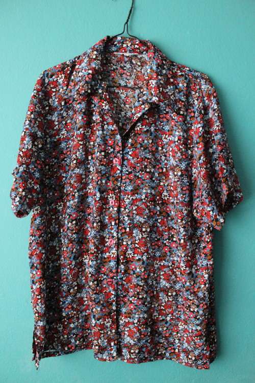 Super Soft Vintage Shirt with Delicate Floral Print (Large)