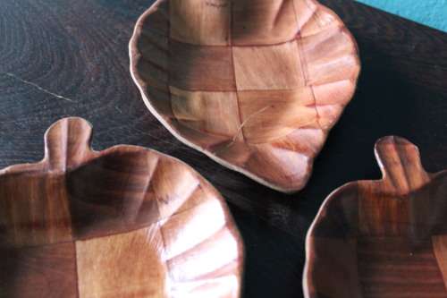 Set of 3 Vintage Wooden Leaf Shaped Plates (13 x 15cm each)