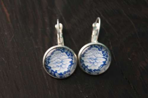 Vintage Style Blue and White Floral Earrings (Silver coloured metal hoop)