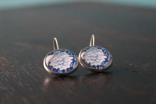 Vintage Style Blue and White Floral Earrings (Silver coloured metal hoop)