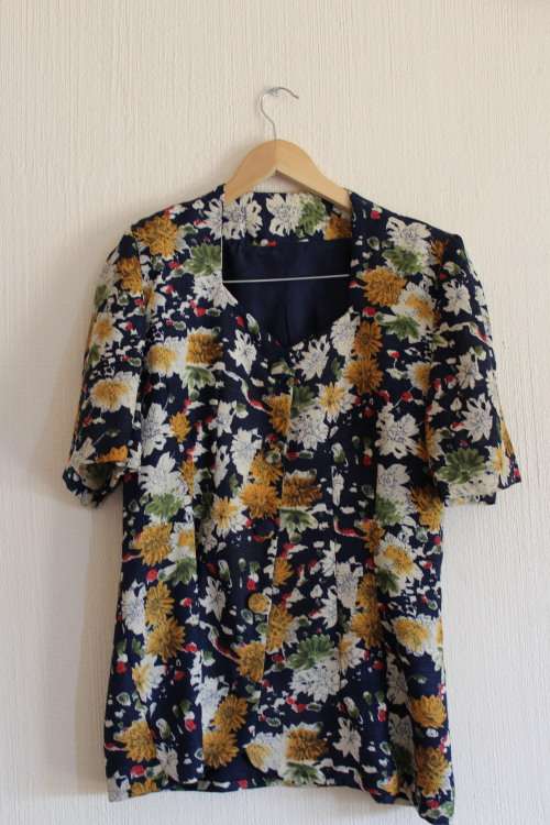 Vintage Navy and Green Floral Peplum Shape Shirt (Medium)