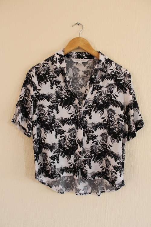 Stunning Black and White Tropical Forever New Shirt (Size 8)