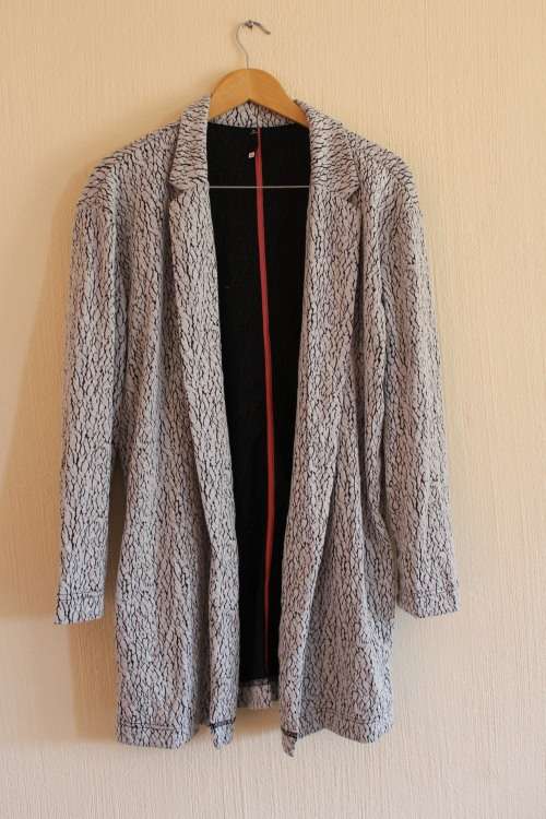 Black and White Long Sleeve Kimono Style Top ~ Woolworths ~ Label says Medium ~ Will fit large