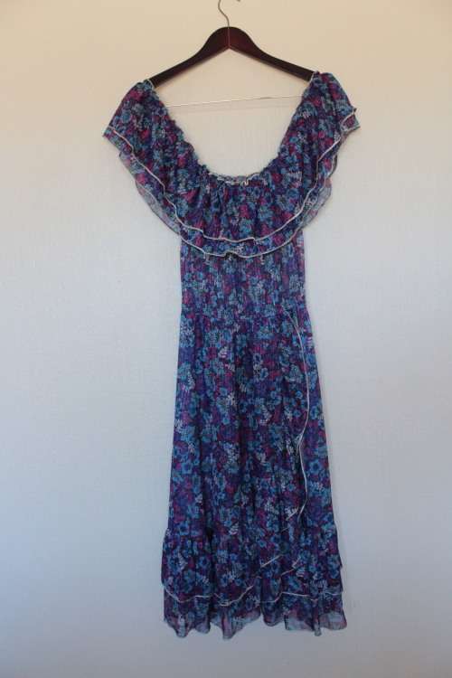 Gorgeous off Shoulder Vintage Dress (Small / Medium)
