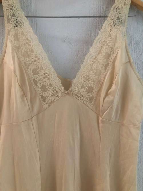 Vintage Lingerie / Slip (Medium / Large)