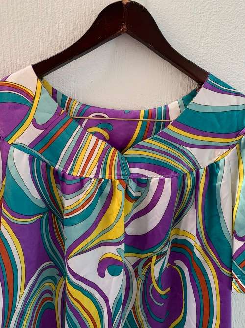 Retro Print Style Satiny Feel Top (XL / 2XL)