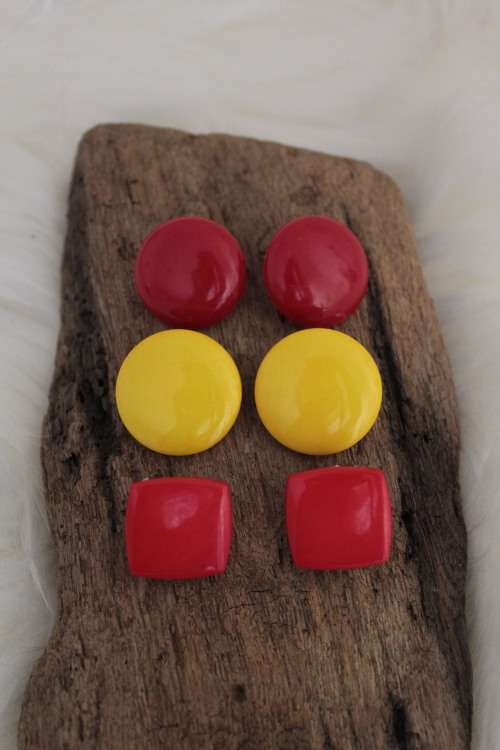 Set of Vintage Clip On Earrings (Each earring has a diameter of 2 cm)