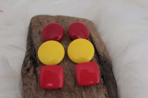 Set of Vintage Clip On Earrings (Each earring has a diameter of 2 cm)