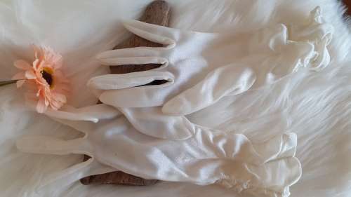 White Ruffled Vintage Gloves (Small)