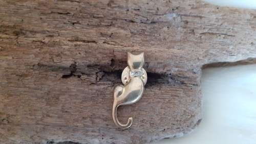Vintage Cat Brooch (Measures 1 x 3.5 cm)