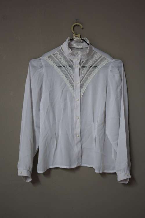 Stunning Lace Detail Vintage Button Up Shirt (Size 9 - Medium)