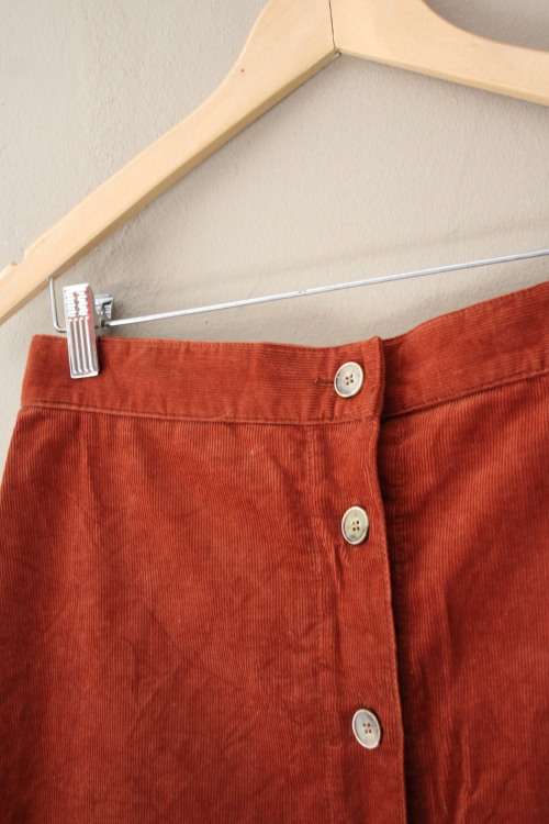 Vintage Rust Coloured Corduroy Button Up Skirt (Medium / Large)