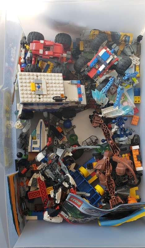 Large box of Lego Pieces - hundreds of pieces USED