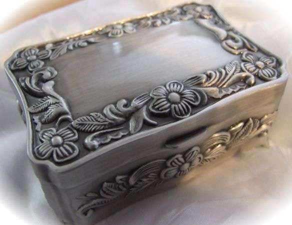ATTRACTIVE ENGRAVABLE JEWELLER BOX SILVERPLATED VELVET INNER