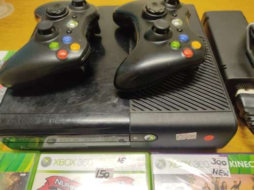 Xbox 360 2 controllers + 5 Games