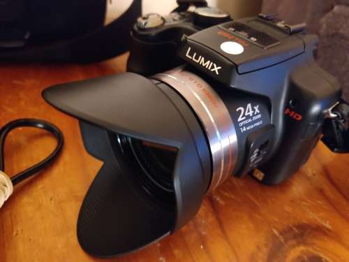 Panasonic Lumix (DMC-FZ100)