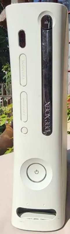 Xbox 360 Console - White - Sold as is for parts/repair