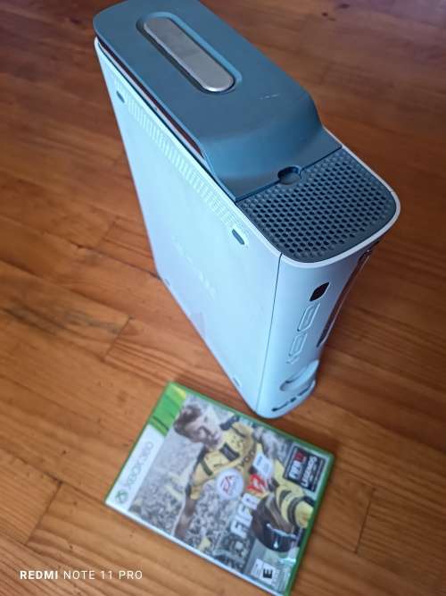 Xbox 360 Console - White - Sold as is for parts/repair