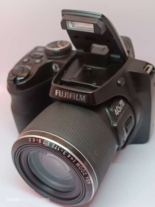 Fujifilm FinePix S8200 - 16.2MP - 40x Zoom - Digital Camera