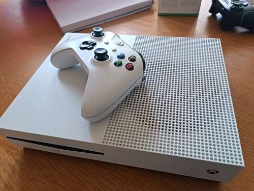 Xbox One S 1TB (faulty disc tray)Please read.