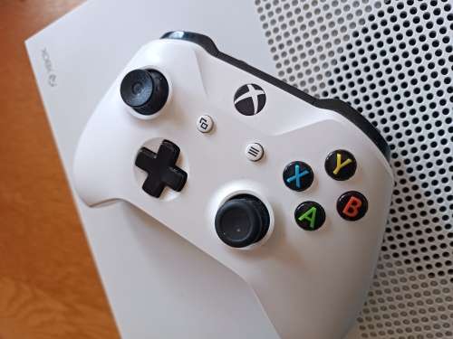 Xbox One S 1TB (faulty disc tray)Please read.